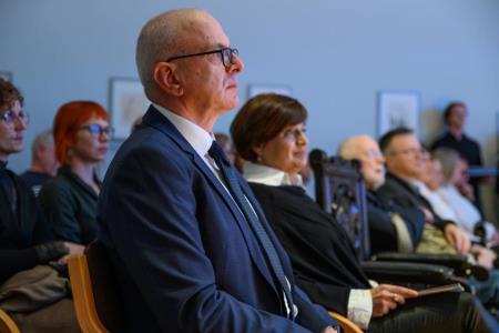 Deklica s piščalko-18